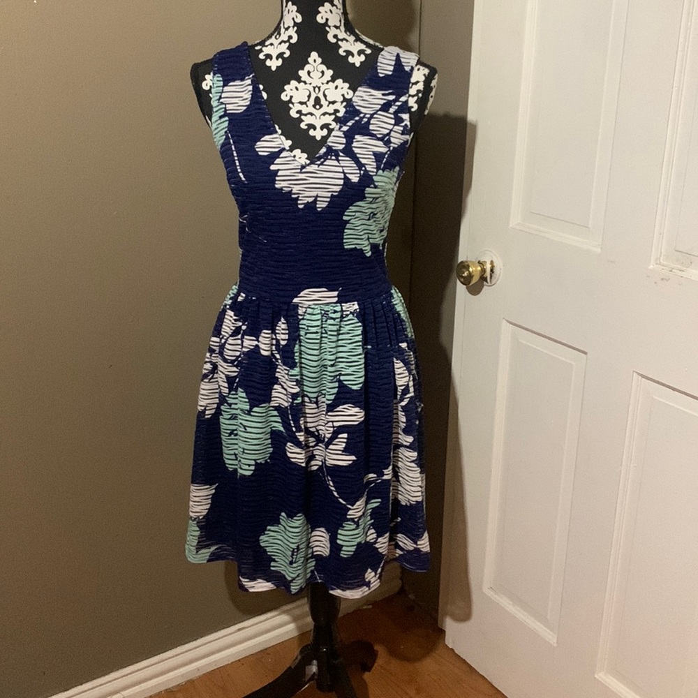Cute summer dress size medium navy w/mint and white
